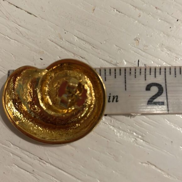 Vintage-1980s-Avon gold tone & pink enamel conch shell shape stud earrings - Picture 11 of 12